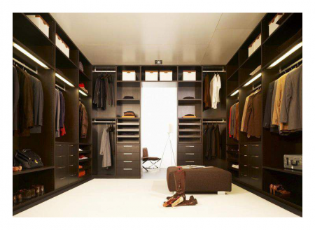 Co facet powinien mieć w szafie