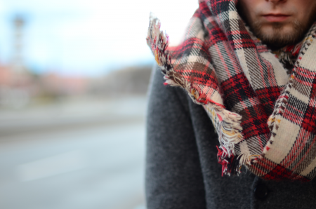 Flanelowa koszula i dziurawe jeansy