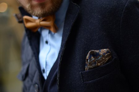 Niebieski – kolor królewski – męska elegancja