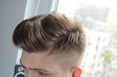 Jak układać włosy – fryzura z odcięciem (z przedziałkiem) + tricki