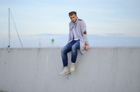 Długi dresowy płaszcz i białe buty