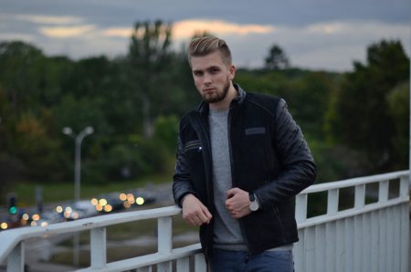 Czarna skórzana kurtka