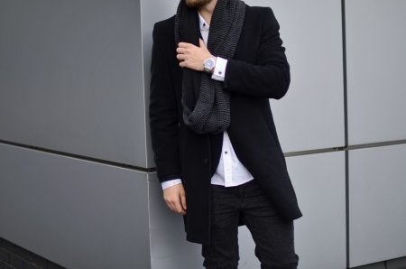 Sportowa elegancja z długim kominem