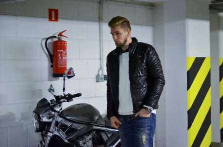 Garażowa sesja w skórze