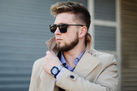 Piaskowy trencz idealnym okryciem na wiosnę