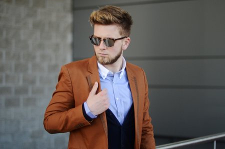 Brązowa marynarka i lniane spodnie