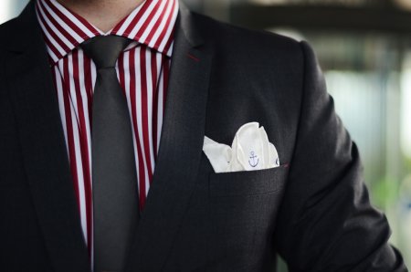 Garnitur i koszula w czerwone paski