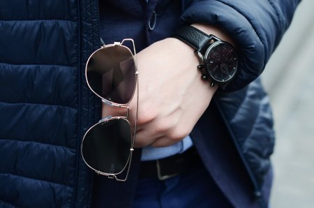 Lekka granatowa kurtka i czarne kontrasty