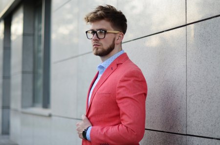 Żółte spodnie chino i malinowa marynarka