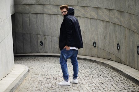 Wąskie jeansy i białe sneakersy superstary