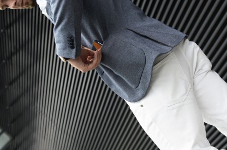 Jak nosić białe spodnie?